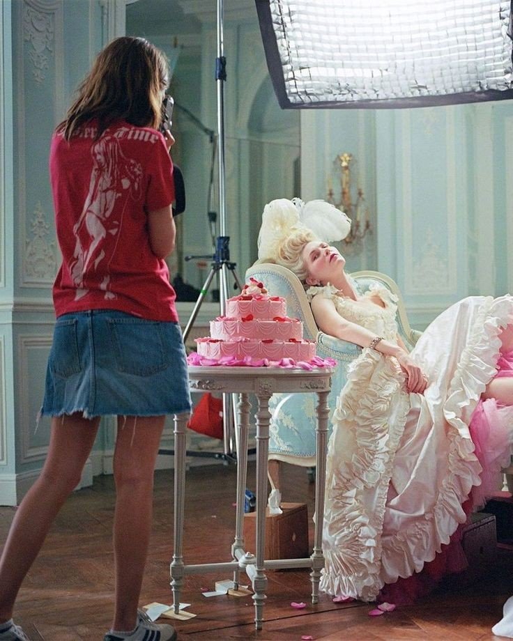 TheCinesthetic's tweet photo. sofia coppola and kirsten dunst on the set of marie antoinette, 2006 https://t.co/yWYfCBOcJc