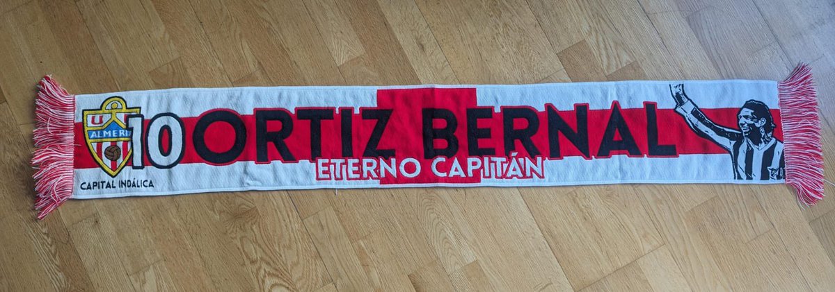 CapitalIndalica's tweet photo. 𝓨𝓪 𝓿𝓲𝓮𝓷𝓮𝓷 𝓵𝓸𝓼 𝓡𝓮𝔂𝓮𝓼 🐫🔟🧣

Aunque no sea un buen año para el equipo, nunca es mala ocasión para homenajear a sus leyendas.

Ya nos ha llegado este material del eterno capitán, @ortizbernal, con la icónica foto de Carlos Barba del ascenso de 2007. ¿Os gusta? https://t.co/XZrkL5IMmM