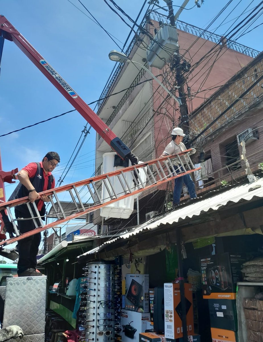 Ale_Buzo's tweet photo. Siguen los controles preventivos y correctivos en el trabajo conjunto con @ANDEOficial @Asu_PCI con énfasis en zonas de alto riesgo de incendio como el Mercado 4

Pero es fundamental que los comerciantes tengan los cuidados y mantenimientos respectivos, y eviten sobre cargas
🔥🚫 https://t.co/yE2JdWrsUv