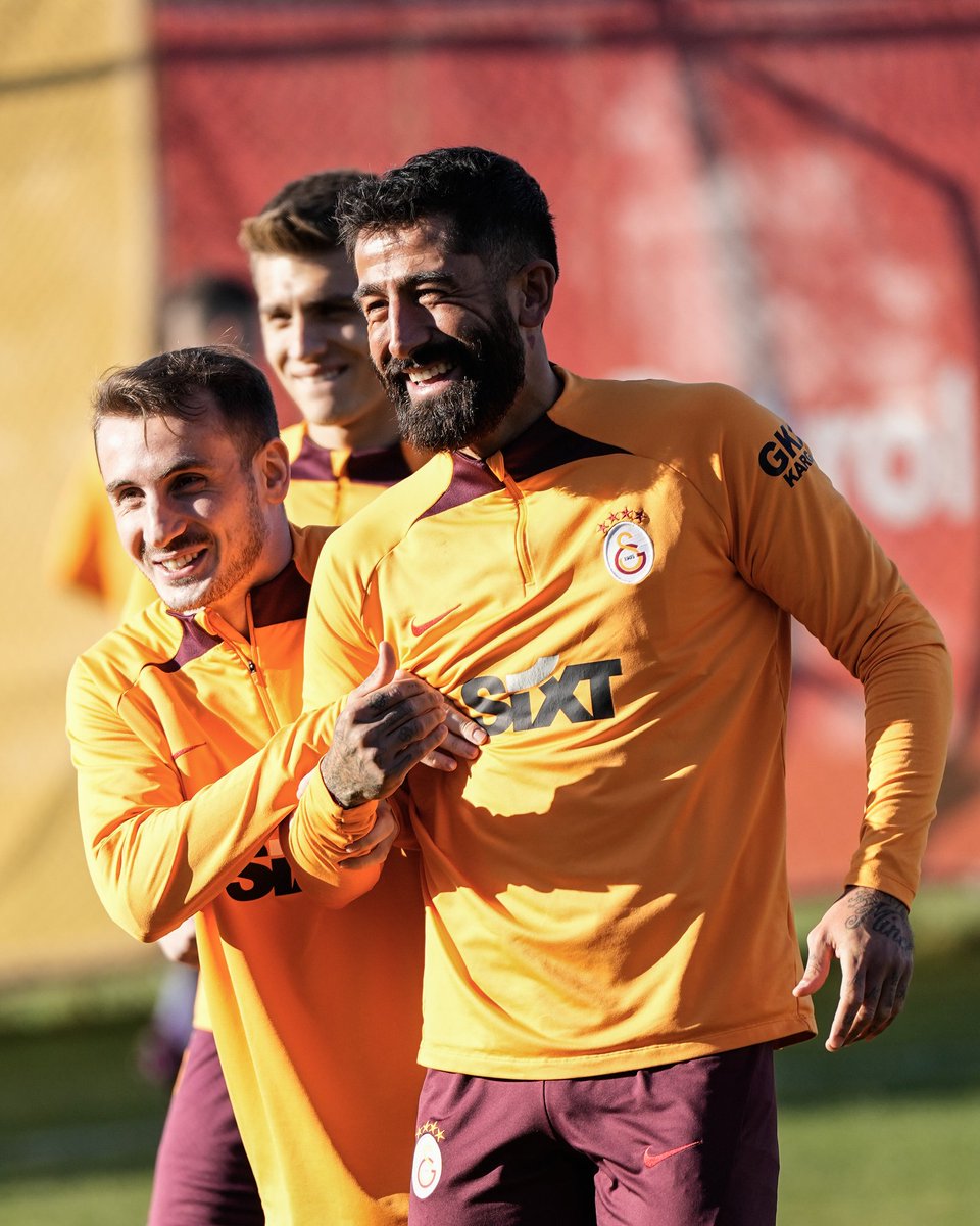UABucali's tweet photo. 20 günlük sakatlık sürecinde "Hayat Bitti" diyenlere #RyanDonk'un forvet oynadığı zamanları hatırlamanızda fayda var
Biz #Galatasaray'ız YENEMEZSİNİZ!🦁❤️💛
#MauroIcardi,#HalilDervişoğlu , #KeremAktürkoğlu , #KeremDemirbay , #Mertens , #Tete,#Zaha,#BarışAlperYılmaz,#SachaBoey https://t.co/XsQhejCcCj