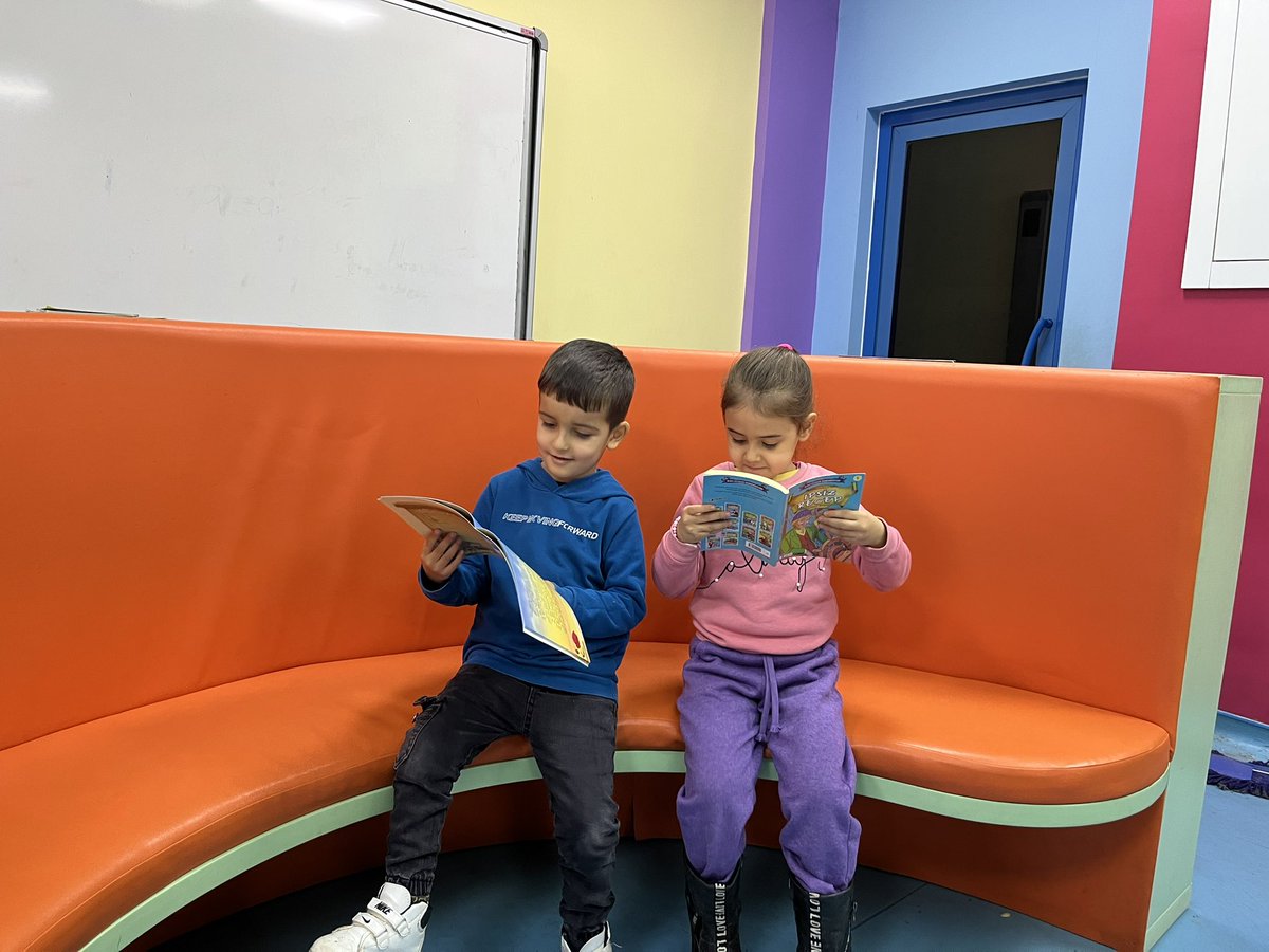 Hamravatanaokul's tweet photo. Bugün hamravat anaokulu çocukları okulumuzdaki kütüphaneyi tanıdılar. Oradaki kitapları inceleyip hikaye dinlediler💛🌈
@tcmeb 
@Yusuf__Tekin 
@Diyarbakirmem 
@YenisehirMEM https://t.co/DbwiDhRy40