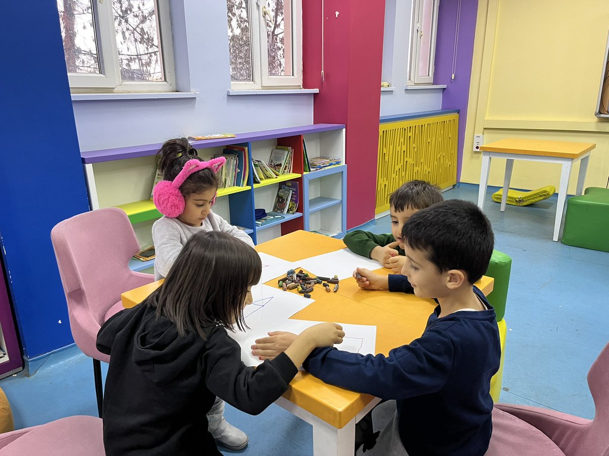 Hamravatanaokul's tweet photo. Bugün hamravat anaokulu çocukları okulumuzdaki kütüphaneyi tanıdılar. Oradaki kitapları inceleyip hikaye dinlediler💛🌈
@tcmeb 
@Yusuf__Tekin 
@Diyarbakirmem 
@YenisehirMEM https://t.co/DbwiDhRy40