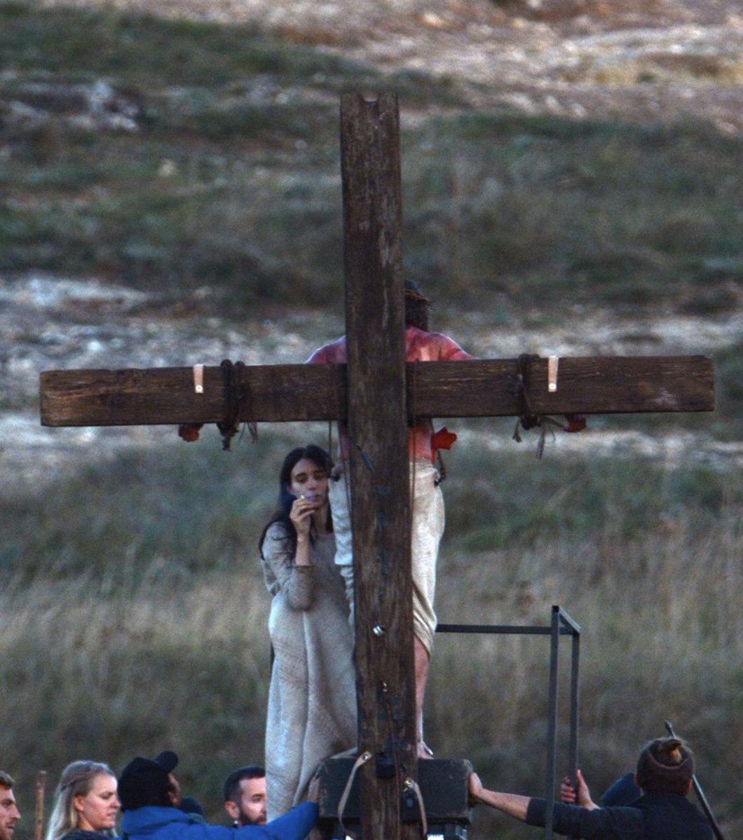 TheCinesthetic's tweet photo. rooney mara as mary magdalene smoking in front of crucified jesus https://t.co/7pKGN8fEVB