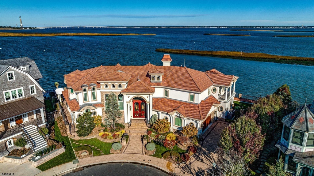 uniquehomeslux's tweet photo. Spectacular bayfront #mansion on one of the most desired #waterfrontproperties in #SouthJersey. Over 200β² of open bay and a complete 180-degree panoramic #views.
-#OceanCity #NewJersey
-6 Beds, 6 Baths
Patrick Halliday | (609) 602-3917 | https://t.co/9mNfTXeqR5 https://t.co/NkkdOQhgbZ