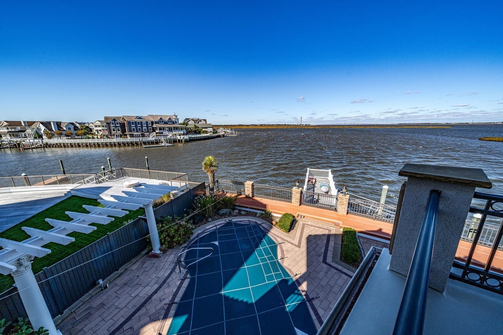 uniquehomeslux's tweet photo. Spectacular bayfront #mansion on one of the most desired #waterfrontproperties in #SouthJersey. Over 200β² of open bay and a complete 180-degree panoramic #views.
-#OceanCity #NewJersey
-6 Beds, 6 Baths
Patrick Halliday | (609) 602-3917 | https://t.co/9mNfTXeqR5 https://t.co/NkkdOQhgbZ