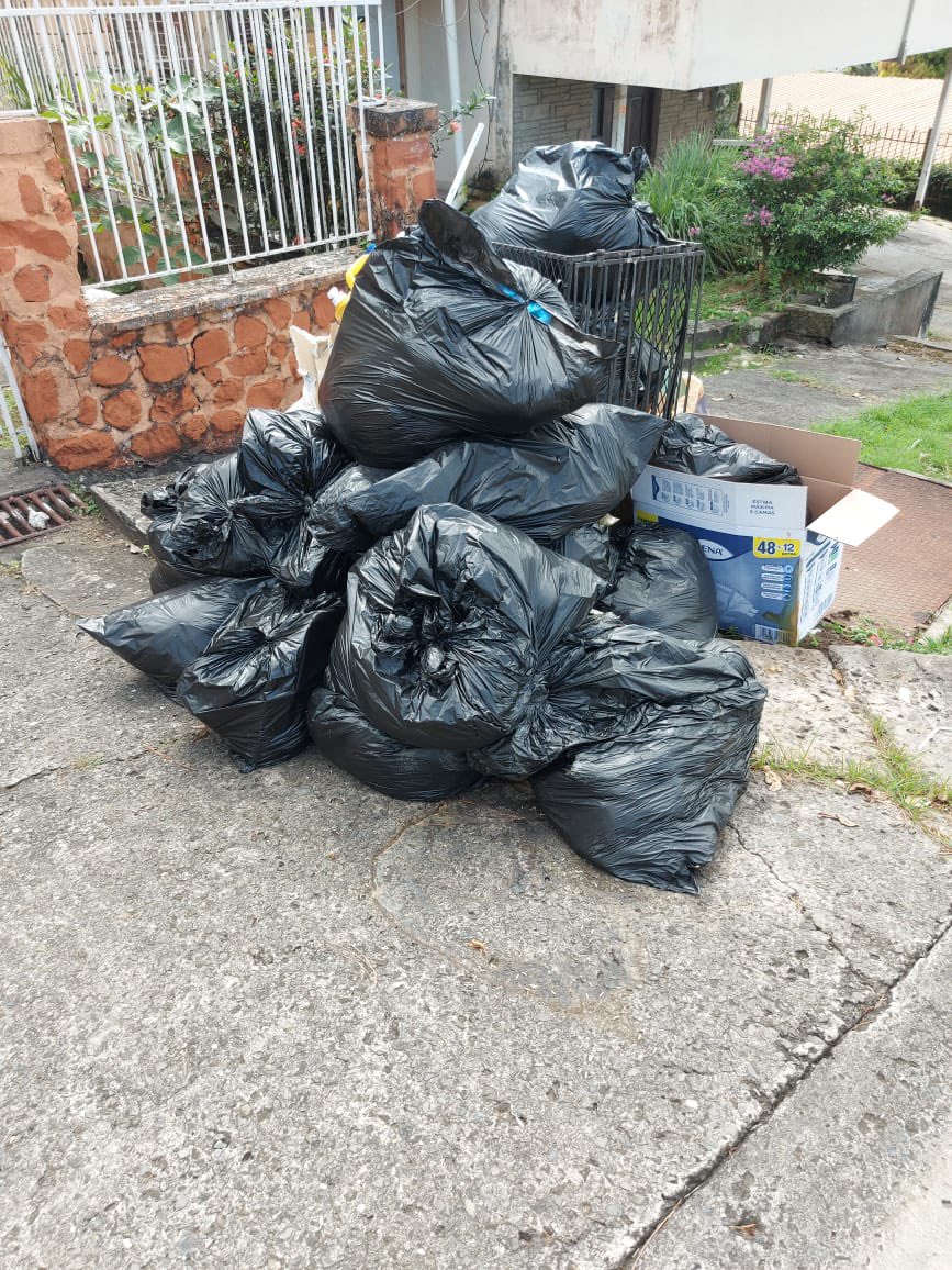 Azielin18's tweet photo. Ayudenme a viralizar esto!!!!! Más de 7 días sin recoger la basura… Betania!!! @AlvaroAlvaradoC @Mayer @tvnnoticias @DavisZone  hay ancianos viviendo alli!!!! https://t.co/Dv15KNRcVH