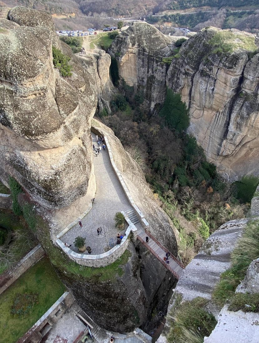 Bucket list ✔️for us 🥰 a visit to Meteora. A historic complex of Greek Orthodox monasteries built upon giant sandstone rock pillars. Some date back to the 14th century. 
Absolutely stunning! 🤍 🤎 
#unescoworldheritagesite #kalambaka #hiddenhermitcaves #incrediblearchitecture