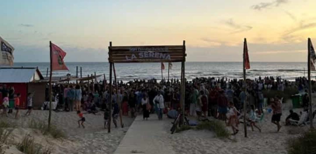 Con motivo de brindar seguridad y apoyo en el 'Festival de la Canción ' llevado a cabo en playa La Serena, la Paloma, personal de la Prefectura local y del Comando de Infantería de Marina realizaron patrullas en vehículos y recorridas durante el evento.