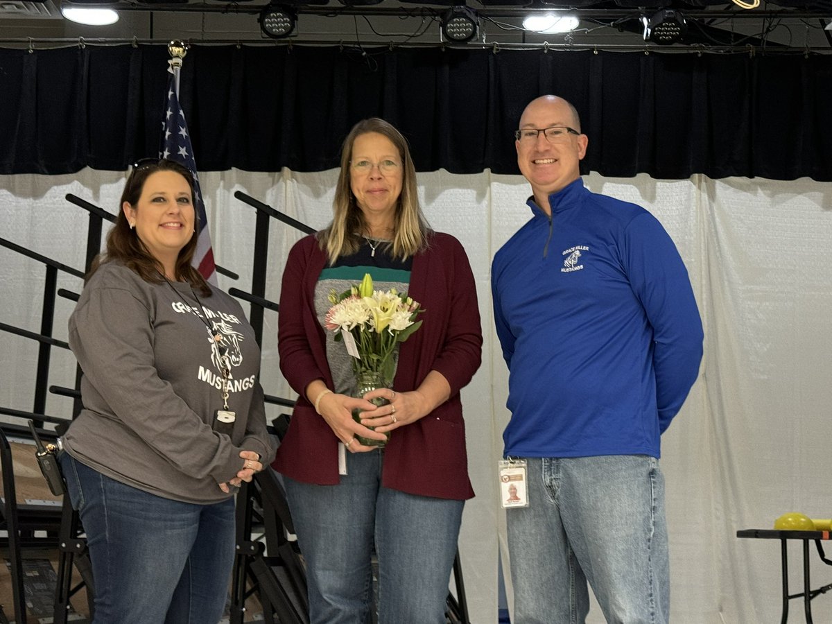 GraceMillerES1's tweet photo. We are proud to announce Mrs. Gibbs as our Teacher of the Year! @FCPS1News https://t.co/vggJ4gShCM