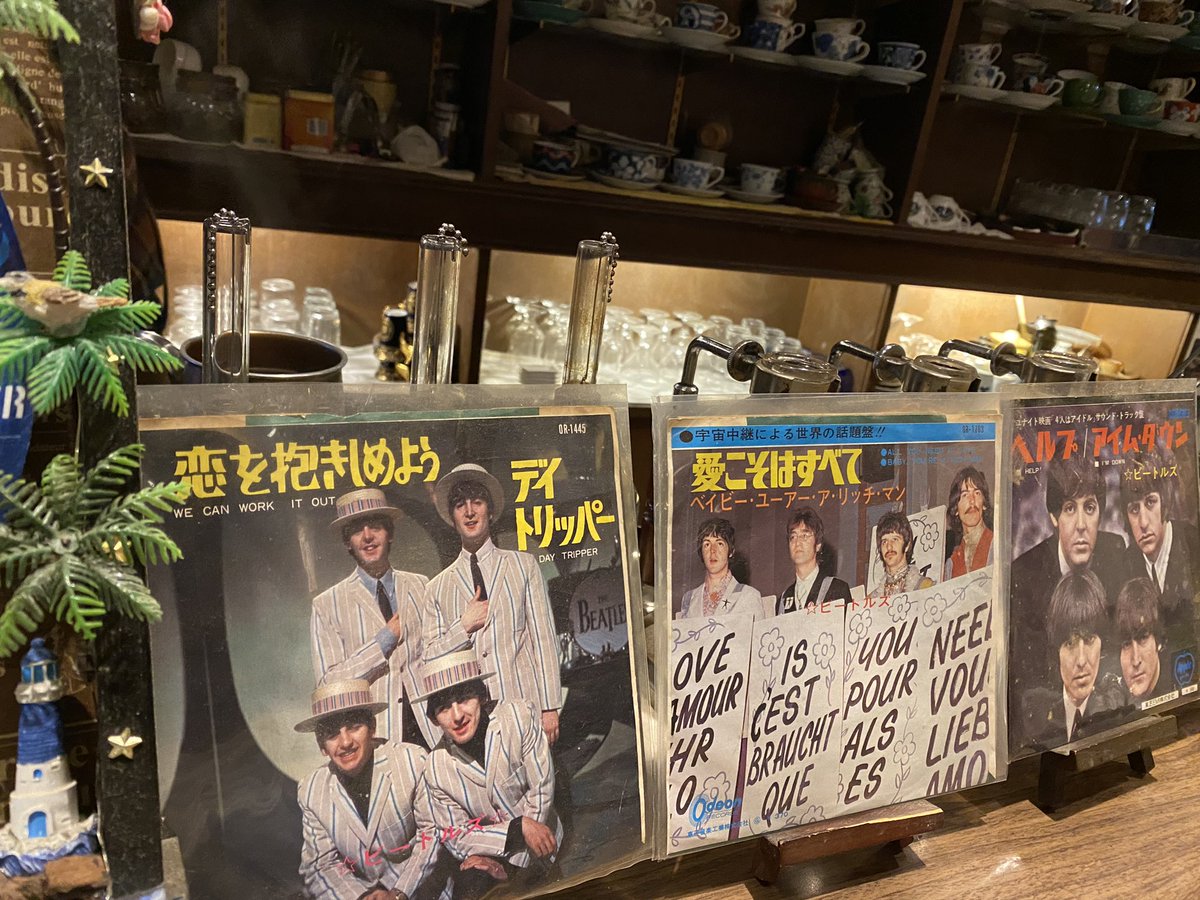 久しぶりの喫茶店！いつもスカイセンサーが置いてあるカウンターにサンタフェが飾ってあった。篠山紀信の追悼らしい