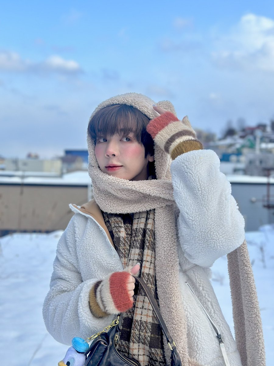 cooheartt's tweet photo. A Teddy bear with his ice cream 🍦น้อนนนอร่อยมากก แฮปปี้🐻✨ https://t.co/JjKLzNTb83