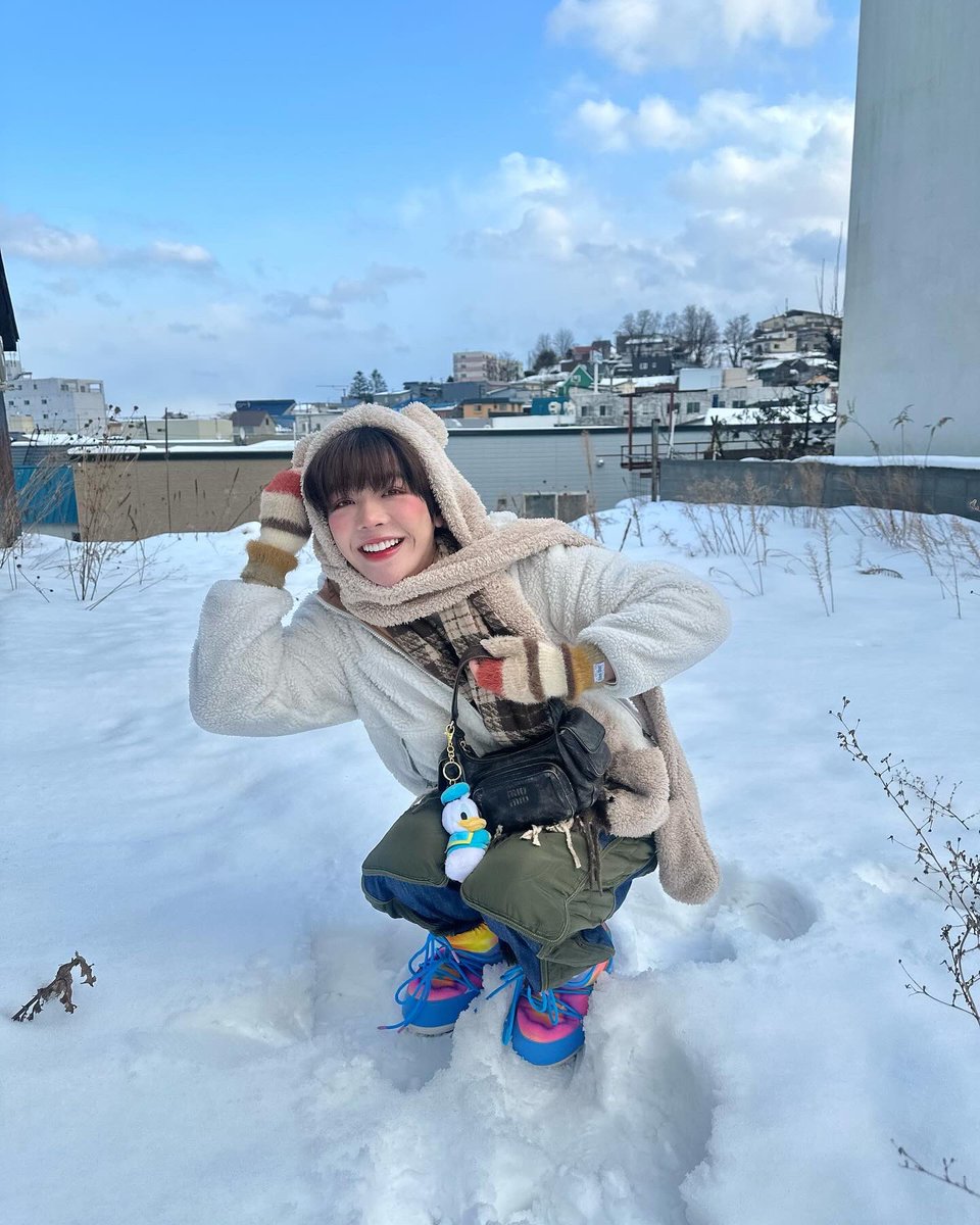 cooheartt's tweet photo. A Teddy bear with his ice cream 🍦น้อนนนอร่อยมากก แฮปปี้🐻✨ https://t.co/JjKLzNTb83