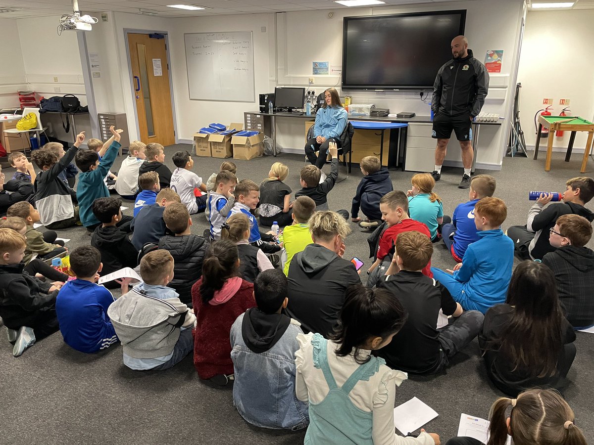 👋It was great to welcome @RoversWFC player Annie Hutchings down to HAF today! 

🙋‍♀️The young people enjoyed listening to Annie talk about her career, asking her questions and receiving their gift from her!

#OneRovers #brctyouthengagement #getstuckin #getactive #getinvolved…