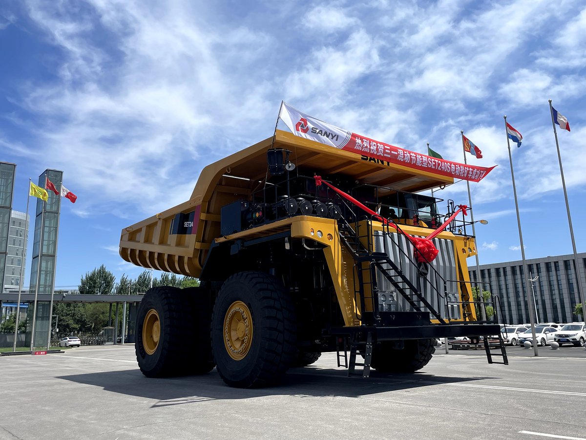 im_mining's tweet photo. #Hybrid #miningtruck momentum is gathering pace - @sanygroupchina has two models, the 136 t SET150S & the newer 220 t SET240S; both have #batterypacks plus multiple @WeichaiPowerCo engines (two & three respectively) & advanced electric turbine control tech https://t.co/ZCgQLamoaW https://t.co/kNP2sW6rrR