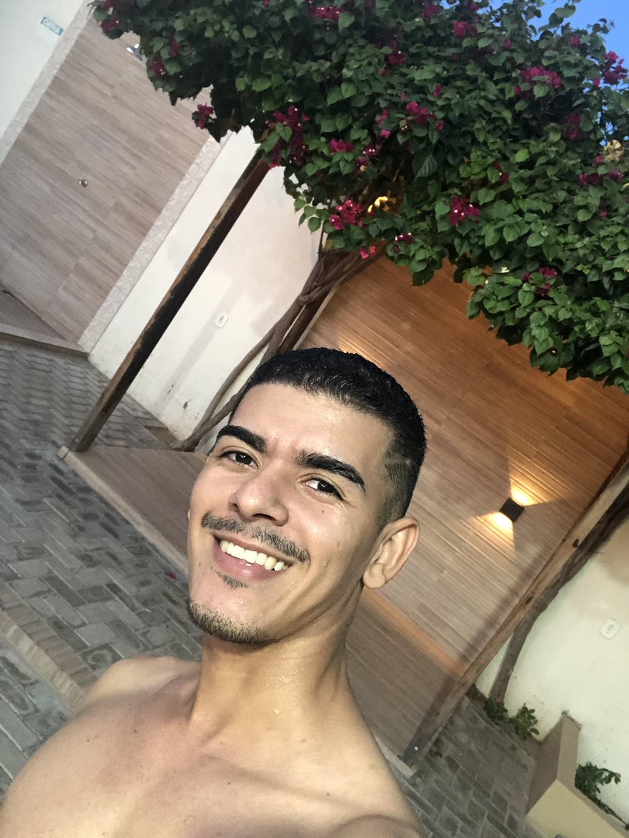 Pensando se deixo esse bigodin