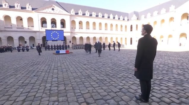 "L'Europe enterre la France" :  la symbolique choisie par Macron pour rendre hommage à Jacques Delors suscite l'indignation
