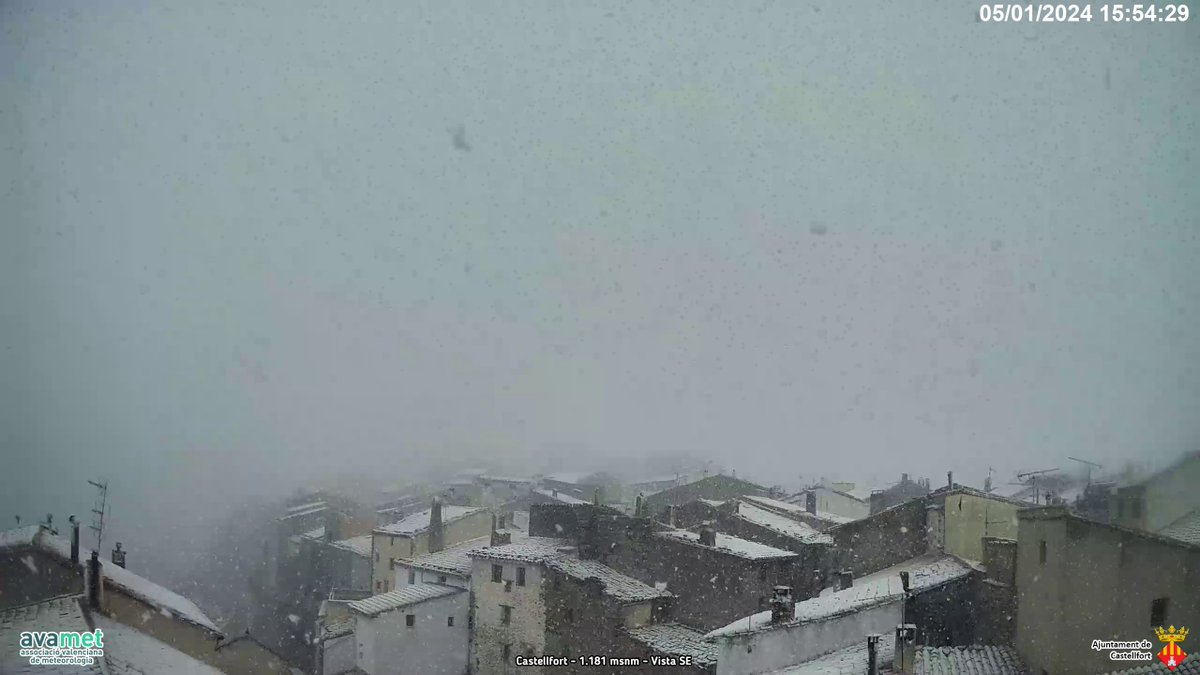 ❄️Castellfort (els Ports) ja té les teulades blanques per la nevada que està caent en estos moments.