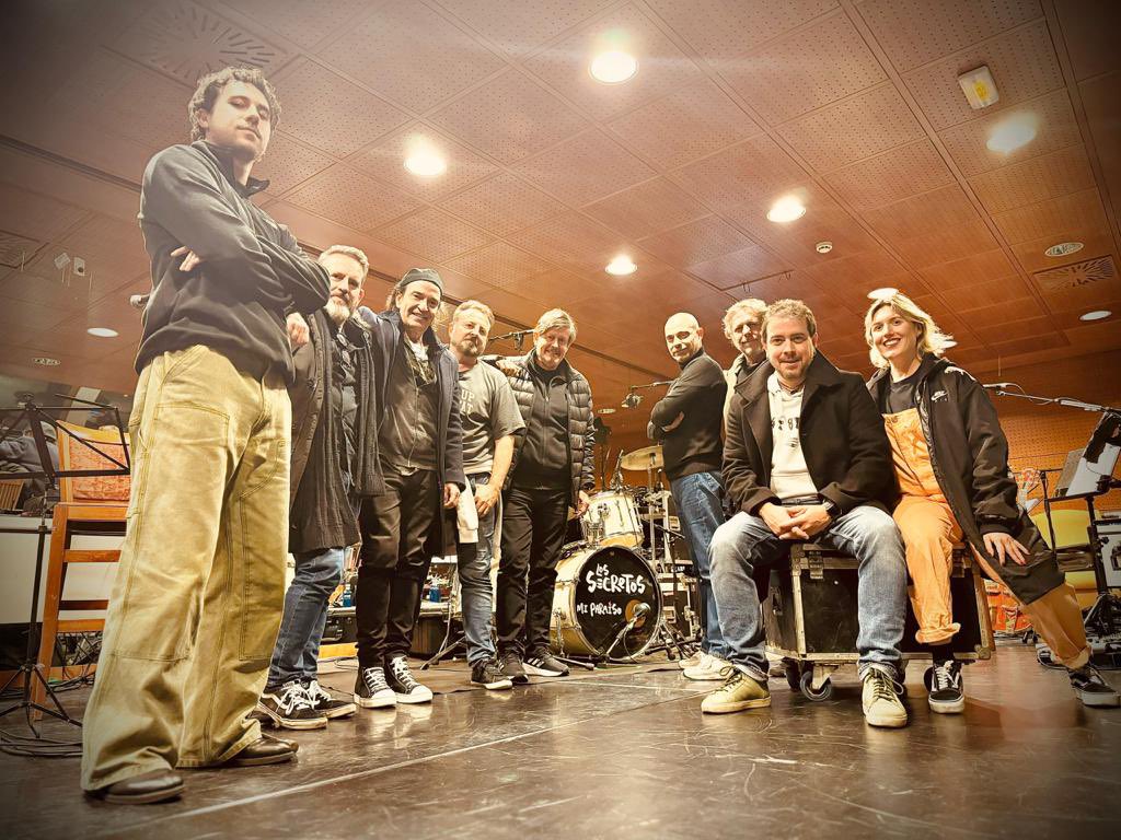 los_secretos's tweet photo. Los Reyes Magos nos traen los primeros ensayos al completo de nuestro musical A tu lado con el director @_victorconde_, el actor @javier_oran_ y la actriz Cecilia Gala. Mucha magia! https://t.co/67KGoTsOOS