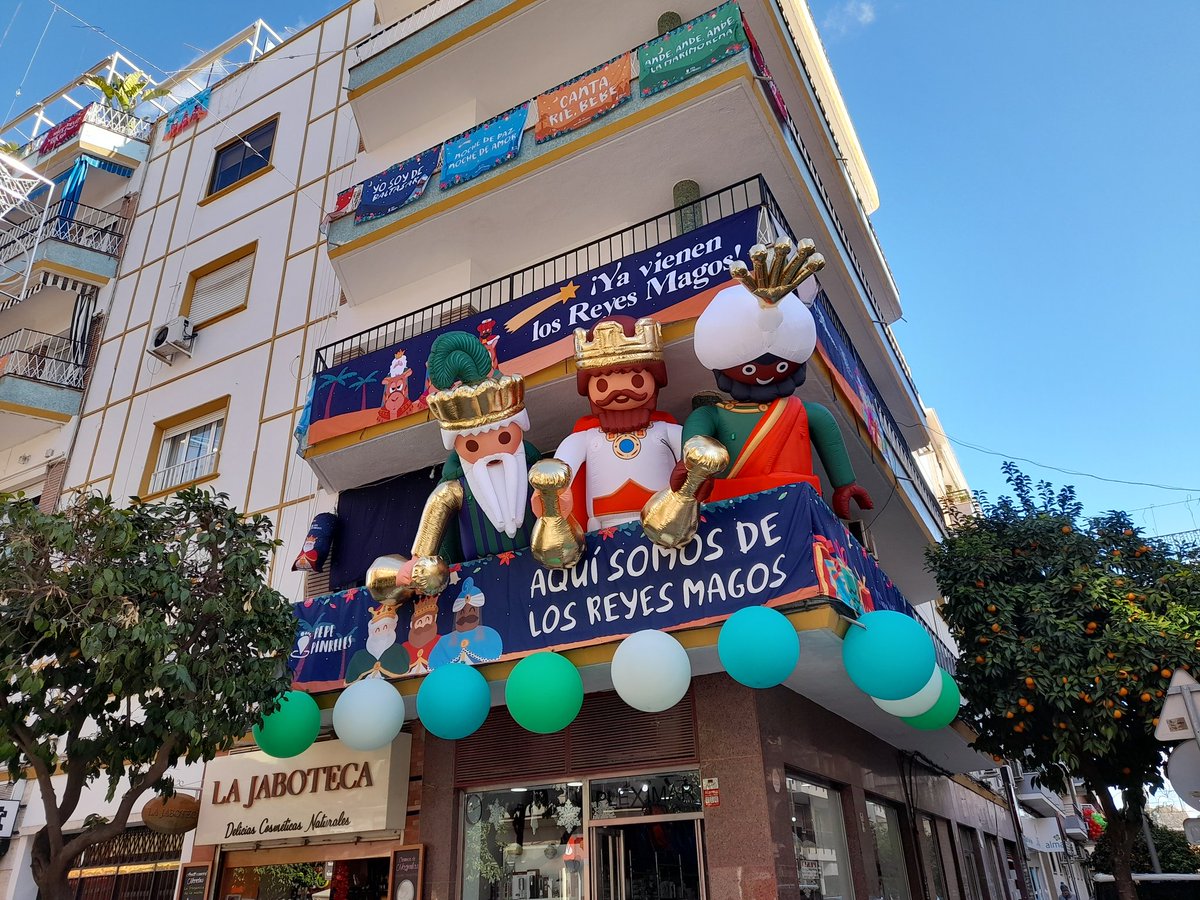 abcdesevilla's tweet image. 👑👑👑 Cabalgata de los Reyes Magos de Sevilla 2024, en directo.

Como ya es tradición en el barrios de Los Remedios, Juan Carlos Ramos Picchi vuelve a sorprender un año más a los vecinos del barrio con la decoración de su balcón en la calle Asunción sev.abc.es/rcl4a…