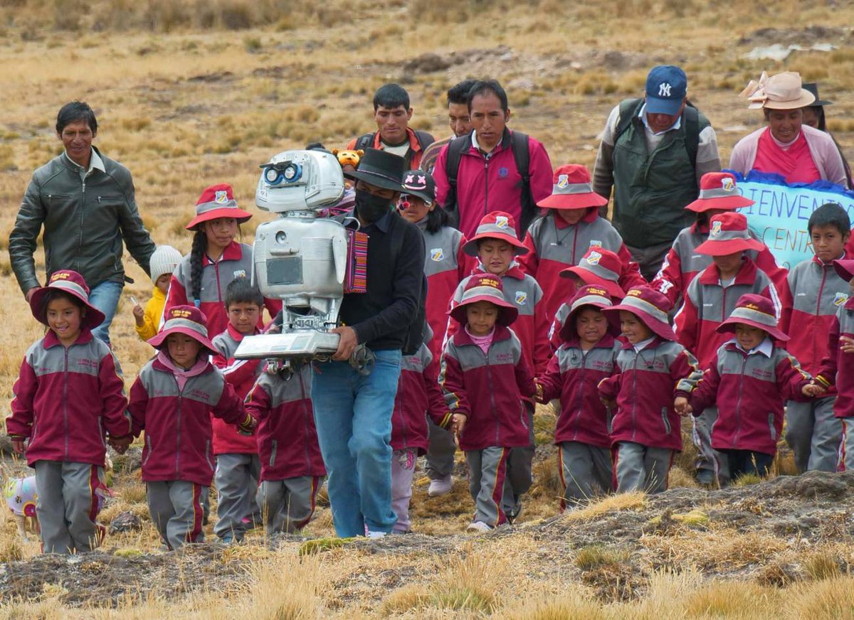 Kipi, la robot educativa, creada por Walter Velásquez, esta maravilla tecnológica habla quechua y lleva la ciencia a comunidades aisladas. Con una familia de robots hermanas, Kipi está transformando 500 vidas en los Andes. #Innovación