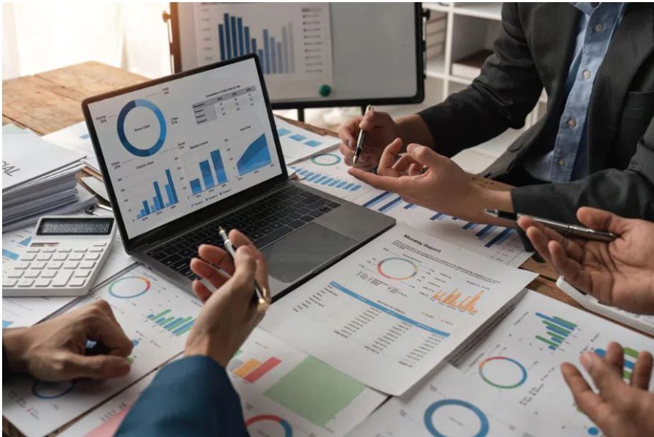 TruchoiceFMO's tweet photo. 📢 Exciting news! Discover the top trends shaping financial professional business growth in 2024. From integrating technology to leveraging AI and focusing on holistic approaches, this article has it all. Check it out here: https://t.co/6Tg1G4meSu #2024Trends #TruChoice #FinServ https://t.co/L1yaXFRLKq
