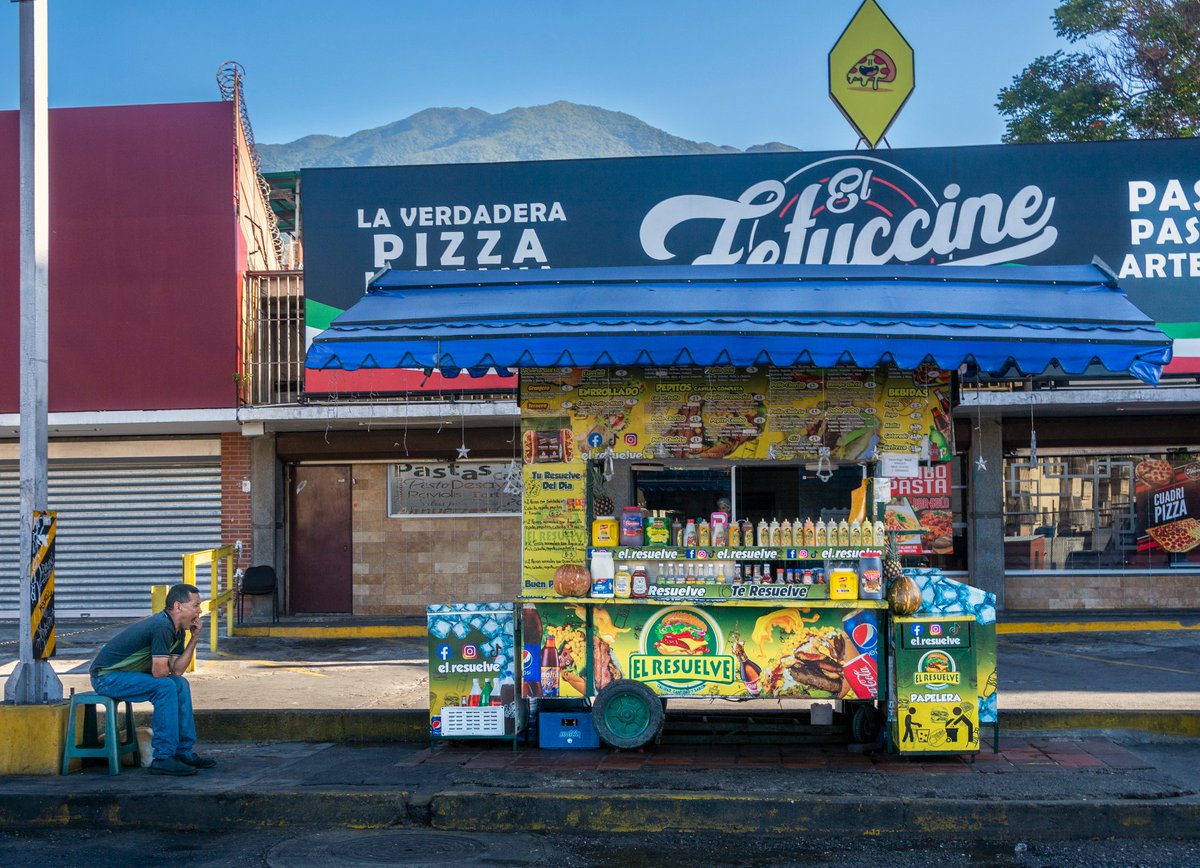 jimmyvillalta's tweet photo. La ciudad está lenta. El Resuelve de Los Dos Caminos, excelente opción de Perros Calientes de #Caracas #perrocalientes #elresuelve
#caracascity #ccs #comidacallejera #perroscalientes #hotdods #venezuela #ccs #streetphotographer #documental #documentary #venezolanos https://t.co/MeJCDxpOgB