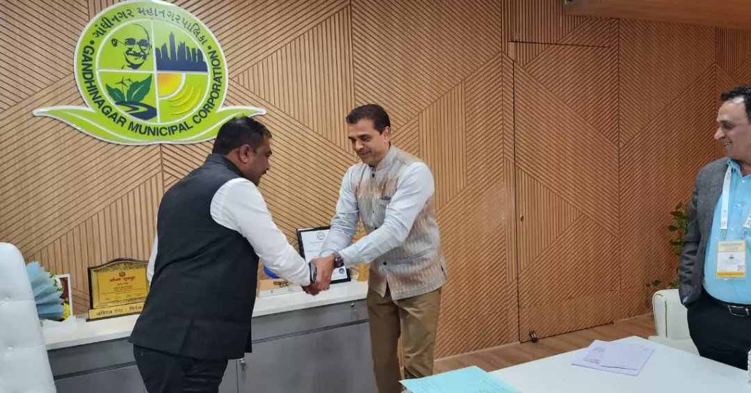 ihiteshpmakwana's tweet photo. ગુજરાતના ગૌરવવંતા પાટનગરમાં આગામી 10 થી 12 જાન્યુઆરી વાઇબ્રન્ટ ગુજરાત ગ્લોબલ સમિટ-2024 યોજાનાર છે. જેમાં અનેક દેશ વિદેશના ડેલીગેટ્સ પધારનાર છે. જે અંતર્ગત આજરોજ કેનેડા સરકારના ટ્રેડ કમિશનરશ્રી જોચીમ રોચા એ મારા કાર્યાલય ખાતે શુભેચ્છા મુલાકાત લીધી. https://t.co/U1UdrsjVmy