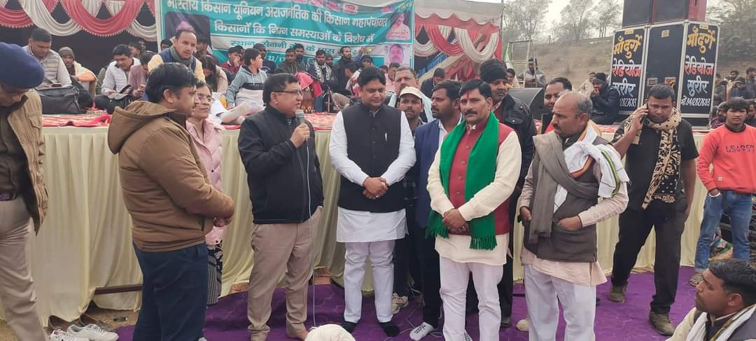 OfficialBKUA's tweet photo. भारतीय किसान यूनियन अराजनैतिक द्वारा आज जनपद मथुरा में किसान समस्याओं एवं यमुना एक्सप्रेसवे पर सुरीर कट को लेकर पंचायत का आयोजन किया गया।माननीय मुख्यमंत्री श्री @myogiadityanath जी से आग्रह है कि समस्याओं के समाधान हेतु जिला प्रशासन को आदेशित कर समाधान कराए
@CMOfficeUP @UPGovt https://t.co/7D47ZMI3rm