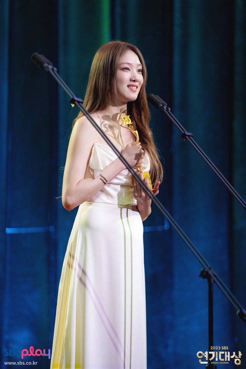 kimmunzi's tweet photo. 2023 SBS 연기대상 #이성경 
😭 https://t.co/IrPlUbrdoA