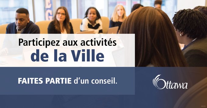 Un groupe de personnes diverses sont assises autour d’une longue table face à des ordinateurs. « Participez aux activités de la Ville » est écrit dans une zone de texte blanche au centre de la photo et dessous, dans une zone de texte bleue, la phrase « Faites partie d’un conseil » est écrite en blanc. 