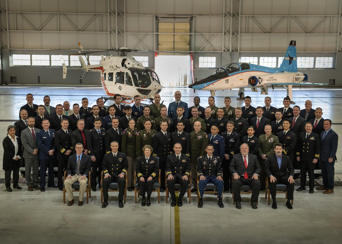 #BZ to Class 163 of the #USNTPS! Twenty-eight students successfully completed the intense 11-month course of instruction and received their designations as Test Pilots, Test Flight Officers and Test Project Engineers.

📰: navair.navy.mil/news/United-St…

#NAWCAD #MakeAnImpact #USNTPS