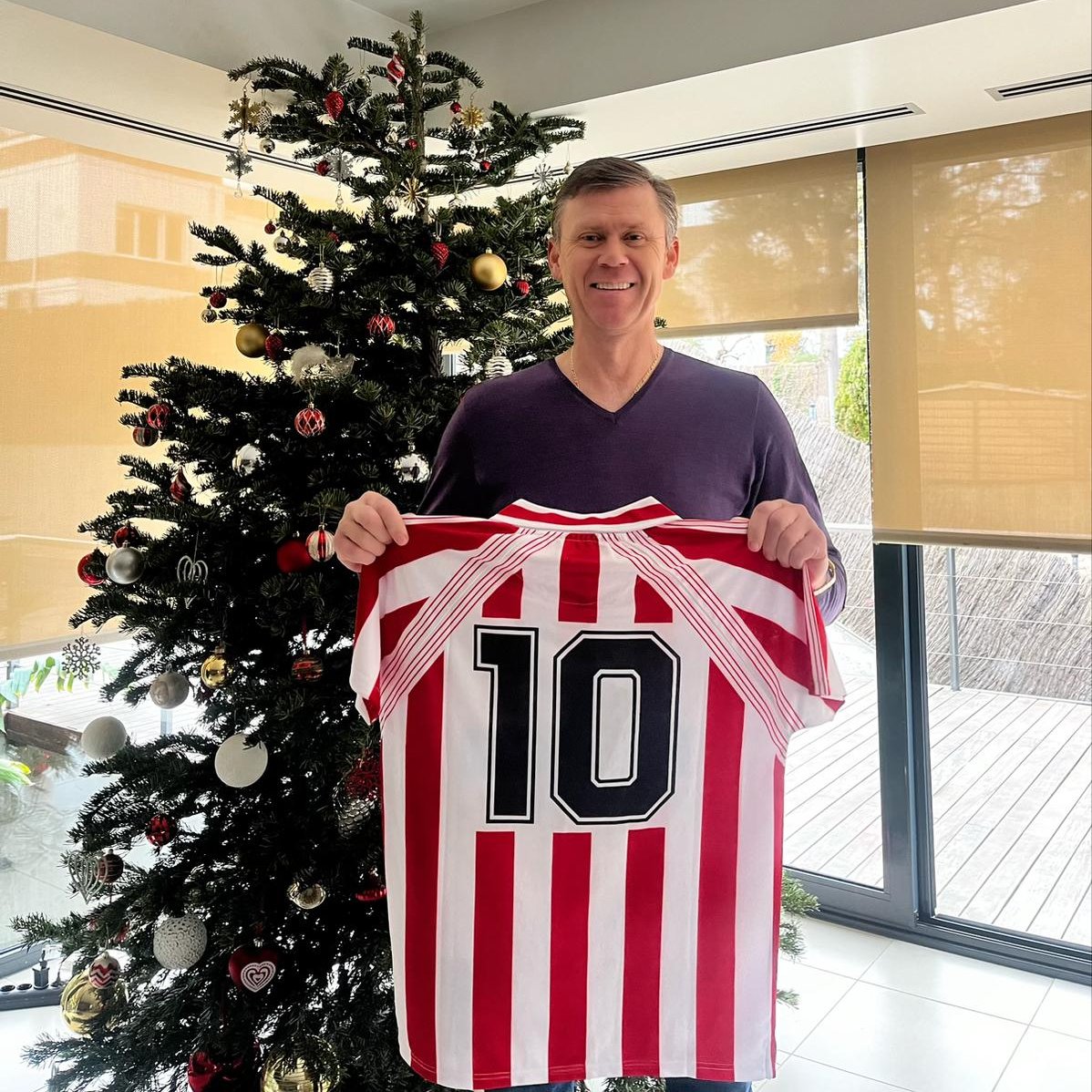 RealSporting's tweet photo. 👑 El Príncipe os desea un día de Reyes 🔟.

👊🏻 #Por𝐓𝐈 🔴⚪ https://t.co/sO5xAVHiTI