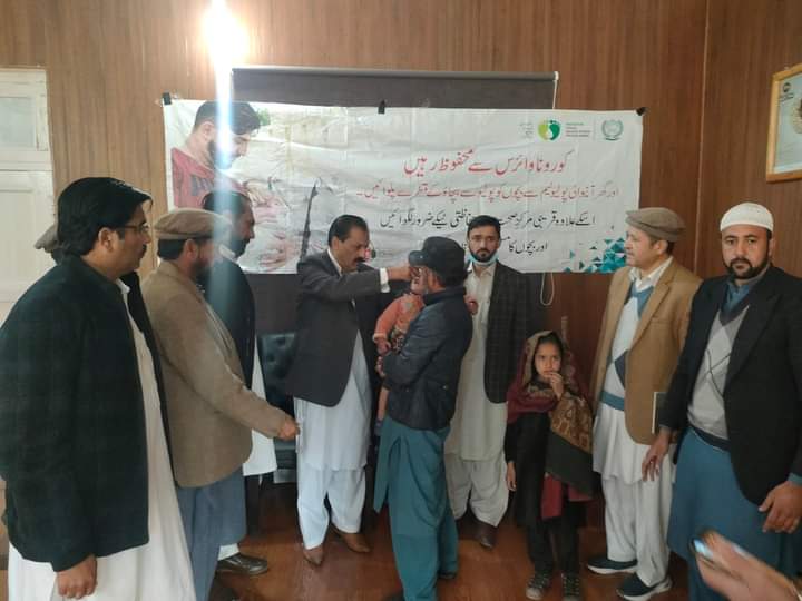 DCLowerKohistan's tweet photo. ڈپٹی کمشنر کوہستان لوئر نے پولیو مہم جنوری 2024 کا باقاعدہ افتتاح کردیا۔ اس موقع پر متعلقہ اہلکاران بھی موجود تھے۔ 
تمام والدین سے گزارش ہے کہ اپنے بچوں کو پولیو کے قطرے لازمی پلائیں اور عمر بھر کی معزوری سے بچائیں اور پولیو ٹیموں کے ساتھ بھر پور تعاون کریں۔ https://t.co/lQf4BHIybt
