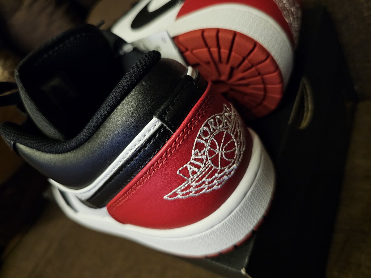 legalize55's tweet photo. #legalize 
年またぎでX'masキターーー
やっぱりJORDANはこのカラー
あえてのLOW
#jordan 
#NIKE 
#SNKRS 
#Jordanlow https://t.co/fm84MFy8dI