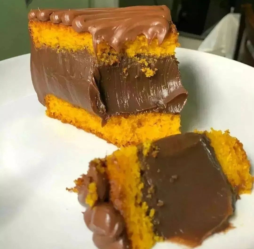 receitacaseiraa's tweet photo. BOLO DE CENOURA COM RECHEIO DE CHOCOLATE https://t.co/LmrS2EyLdP