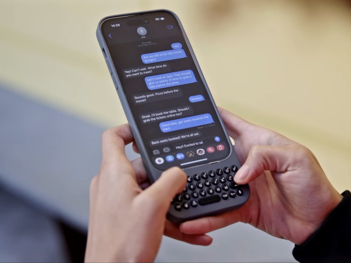 Alextecnologia_'s tweet photo. Me acabo de enterar que un YouTuber (Michael Fisher) hizo un teclado estilo Black Berry para el iPhone 😱

Por alguna razón me gusta como se ve 🫠 ¿tú te lo comprarías? https://t.co/jcXxGH54wg