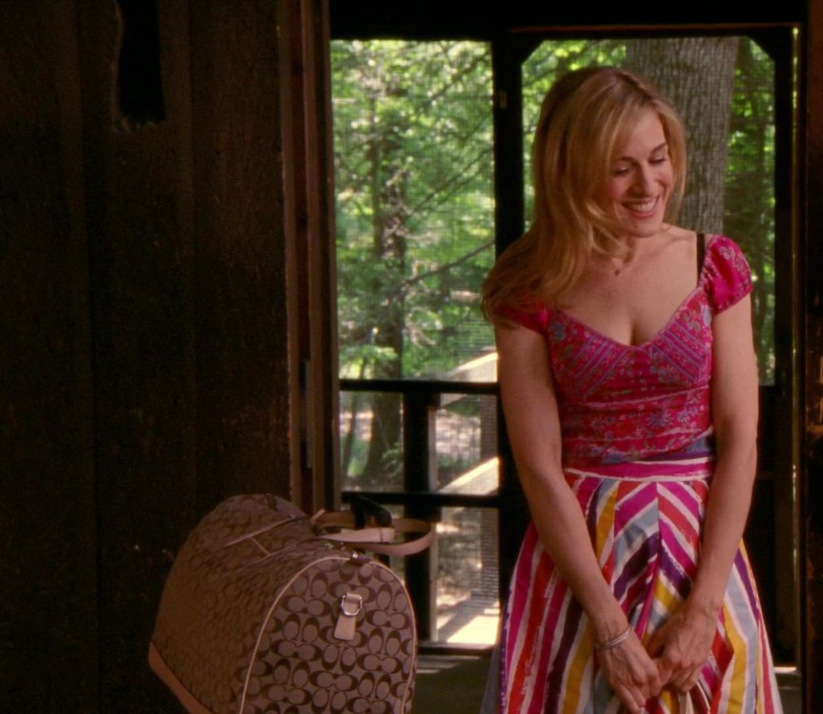 Carrie Bradshaw with her Coach signature luggage bag (season 4, episode 9)
