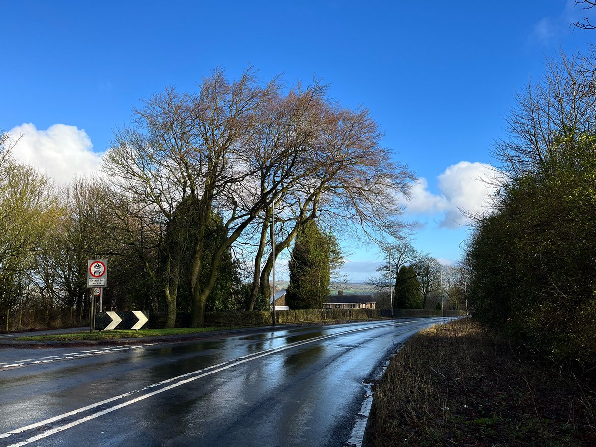 RadioAndrewE's tweet photo. Pool Bank New Road after the rain: 11.48am, 1st January 2024
#poolbank #bramhope #leeds #newyear #reflection #clouds #road #wetroad #landscapephotography #landscape_captures #landscape_lovers #tree #iphone13mini https://t.co/Wfphl0ojtS