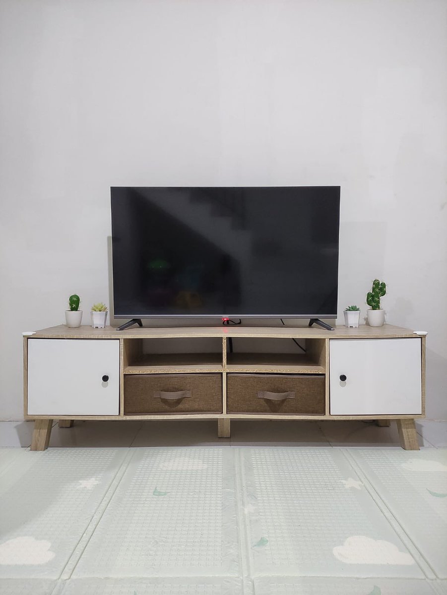 iqqqbalmu's tweet photo. Dulu pas cari-cari meja TV, kriterianya itu murah &amp; simple, gausah yang gimana-gimana.

Ketemulah sama meja TV ini. Suka banget sama warna dan designnya, apalagi harganya sesuai budget &amp; kantong, nggak terlalu mahal tapi kualitasnya bagus. https://t.co/N4j271R8so