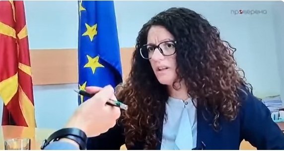 И шо сега, не смеемо да се кошкамо со колешките?