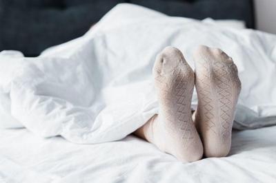 Who knew sleeping in socks was so controversial? A growing understanding of the importance of sleep for health and lifespan has made slumber hacks and gadgets all the buzz—including the increasingly common advice to sleep with socks advisorstream.com/read/if-you-sl…