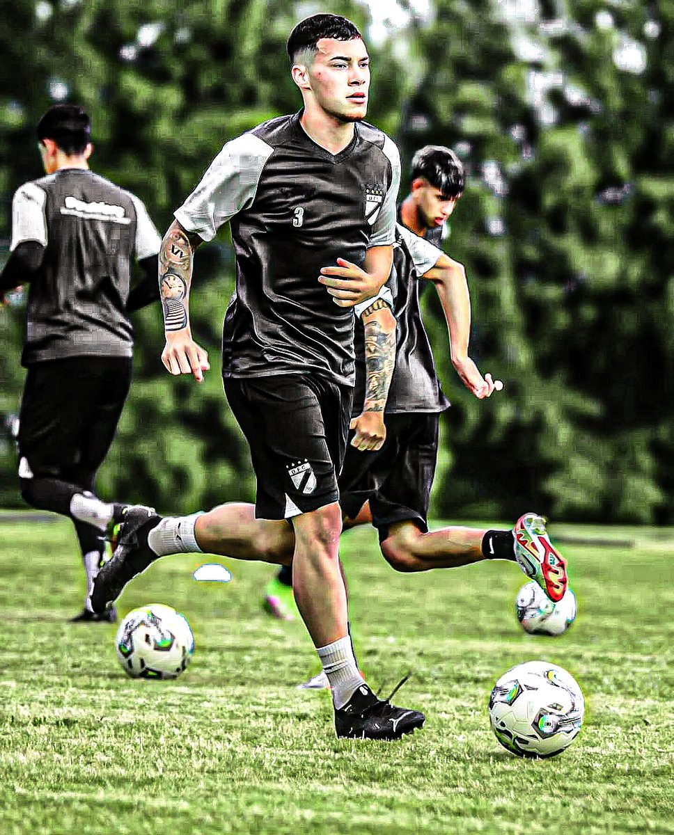 mundo_danubiofc's tweet photo. 👋𝟮𝟬𝟮𝟰.

El Danu ya arranco su pretemporada con nombres nuevos para el Cuerpo Tecnico de Mario Saralegui.

#DaleDanu https://t.co/igM61tJ9QE