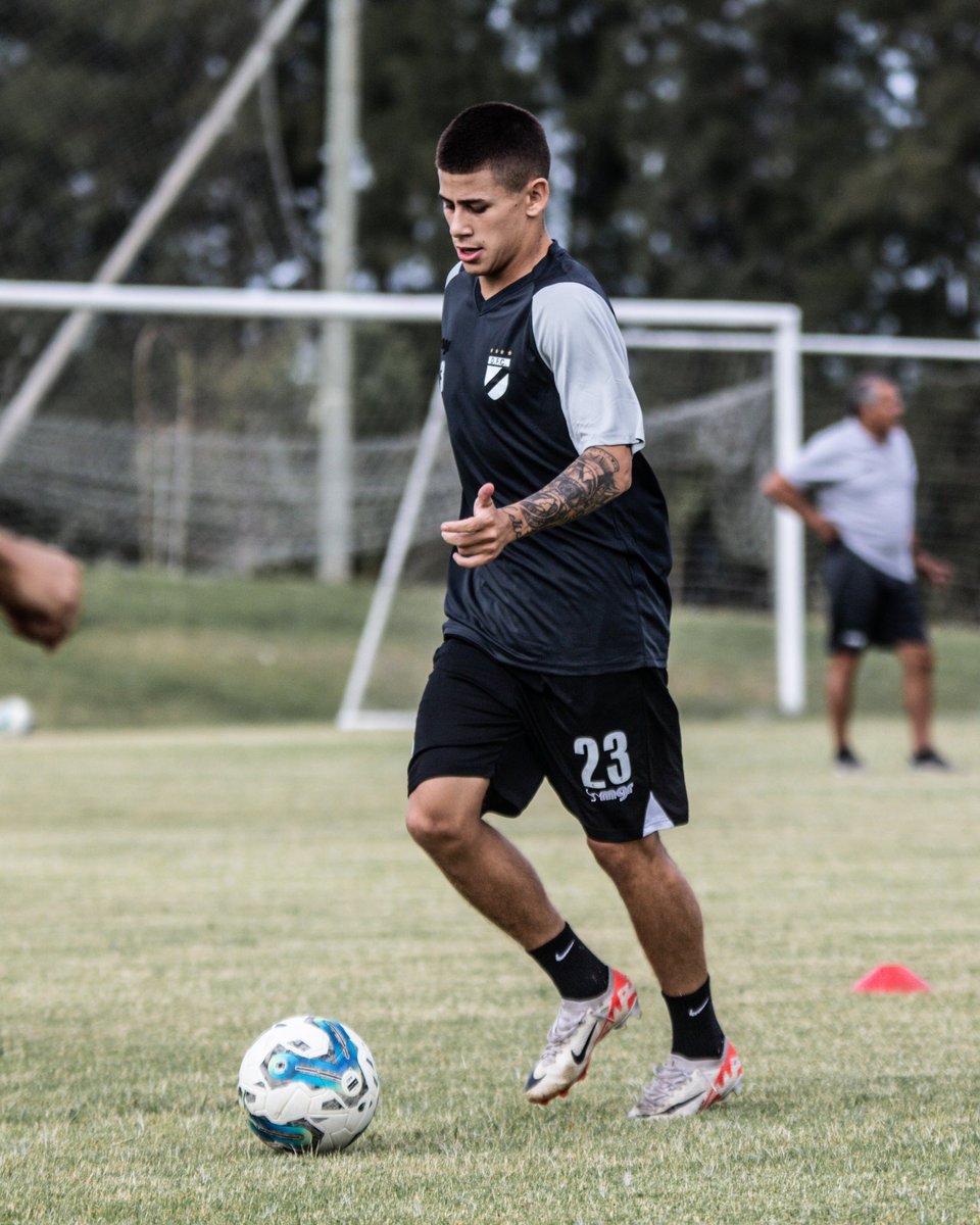 mundo_danubiofc's tweet photo. 👋𝟮𝟬𝟮𝟰.

El Danu ya arranco su pretemporada con nombres nuevos para el Cuerpo Tecnico de Mario Saralegui.

#DaleDanu https://t.co/igM61tJ9QE
