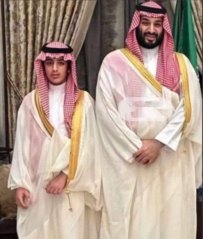 LifeSaudiArabia's tweet photo. One day, Saudi 🇸🇦 Crown Prince Mohammed bin Salman's eldest son was late to school. The school administration did not let him enter, and finally, the prince returned home. 1/3 https://t.co/ckDQG0pDZ8