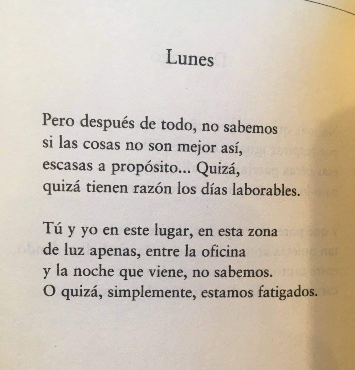 ¡ #BuenosDias lectores! Fin de las vacaciones😣, #lunes de regreso al trabajo. En #UnDíaComoHoy, recordamos a #GilDeBiedma y su #poema «Lunes» en 𝘓𝘢𝘴 𝘱𝘦𝘳𝘴𝘰𝘯𝘢𝘴 𝘥𝘦𝘭 𝘷𝘦𝘳𝘣𝘰 (1975). #poesíaespañola #FelizLunes #poesía #poetas #unpoemaaldía   #amamoslapoesía 🌹