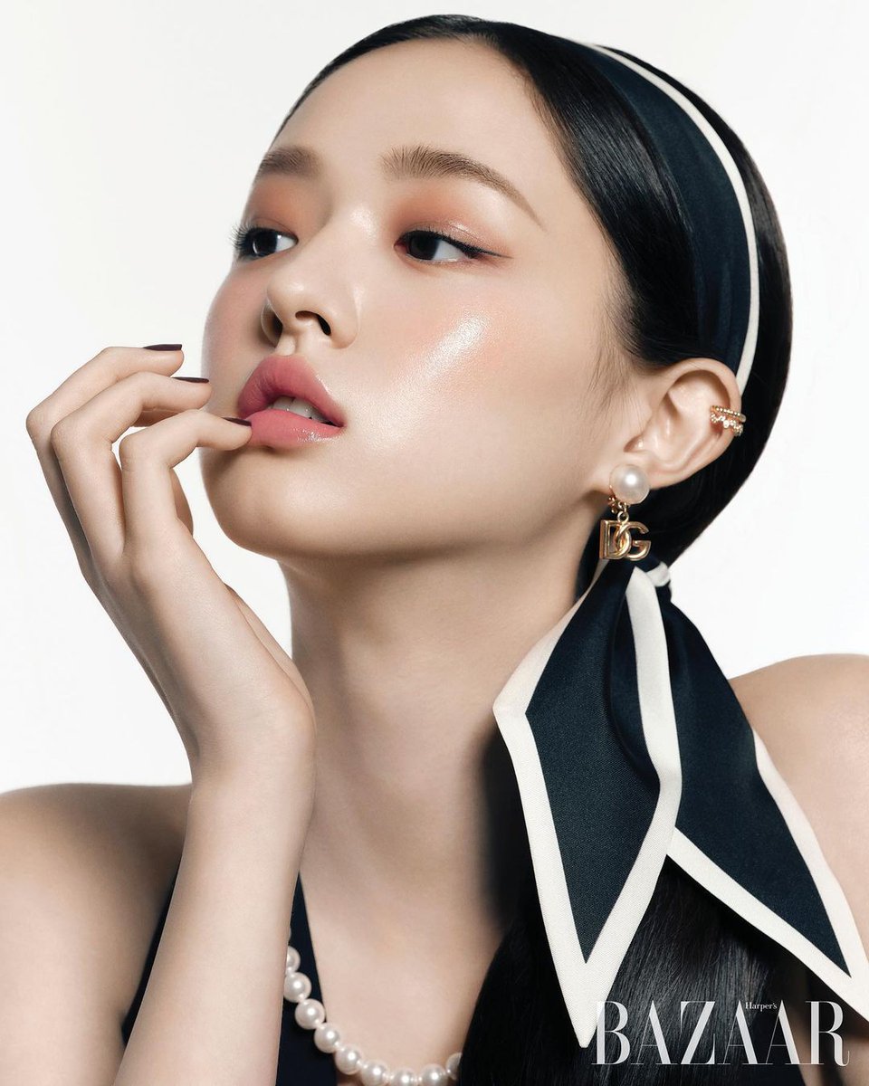 Gracing the pages of @𝗵𝗮𝗿𝗽𝗲𝗿𝘀𝗯𝗮𝘇𝗮𝗮𝗿𝗸𝗼𝗿𝗲𝗮.