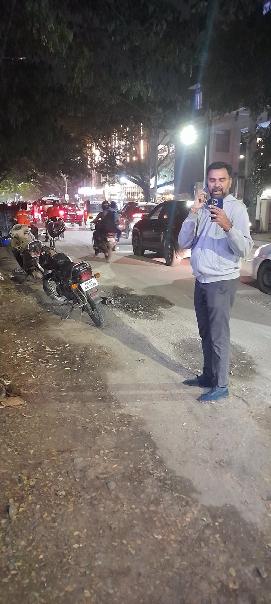 DaranGowda's tweet photo. PRESS ஸ்டிக்கர் ஒட்டிக்கொண்டு, சாலையில் செல்லும் வாகன ஓட்டிகளை மிரட்டும் இந்த ஆசாமியை யாருக்கவது தெரியுமா.? TN 02 AB 6789 பதிவெண் கொண்ட வண்டிக்கு இந்த  ஆசாமி சொல்வது போல் எந்த போக்குவரத்து விதியும் பொருந்தாதோ..? காலாவதியான FC, அதிவேகமாக ஆபத்தாக வாகனம் ஓட்டி பாதசாரிகளையும், https://t.co/bE6C6Q87nE