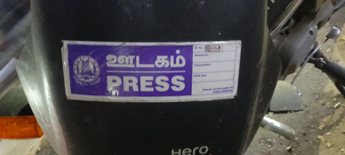 DaranGowda's tweet photo. PRESS ஸ்டிக்கர் ஒட்டிக்கொண்டு, சாலையில் செல்லும் வாகன ஓட்டிகளை மிரட்டும் இந்த ஆசாமியை யாருக்கவது தெரியுமா.? TN 02 AB 6789 பதிவெண் கொண்ட வண்டிக்கு இந்த  ஆசாமி சொல்வது போல் எந்த போக்குவரத்து விதியும் பொருந்தாதோ..? காலாவதியான FC, அதிவேகமாக ஆபத்தாக வாகனம் ஓட்டி பாதசாரிகளையும், https://t.co/bE6C6Q87nE