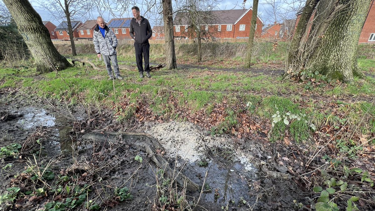 SirGeogy's tweet photo. ‼️Worst we’ve seen so far at #Horley today! turds float into public area, sewage fungus on footpaths, whole LAKES of sewage in fields contaminated with algal blooms and Cyanobacteria from raw sewage .. next to housing. Direct locals from walking straight into streams of sewage 🤢 https://t.co/FC1DOFH4AX
