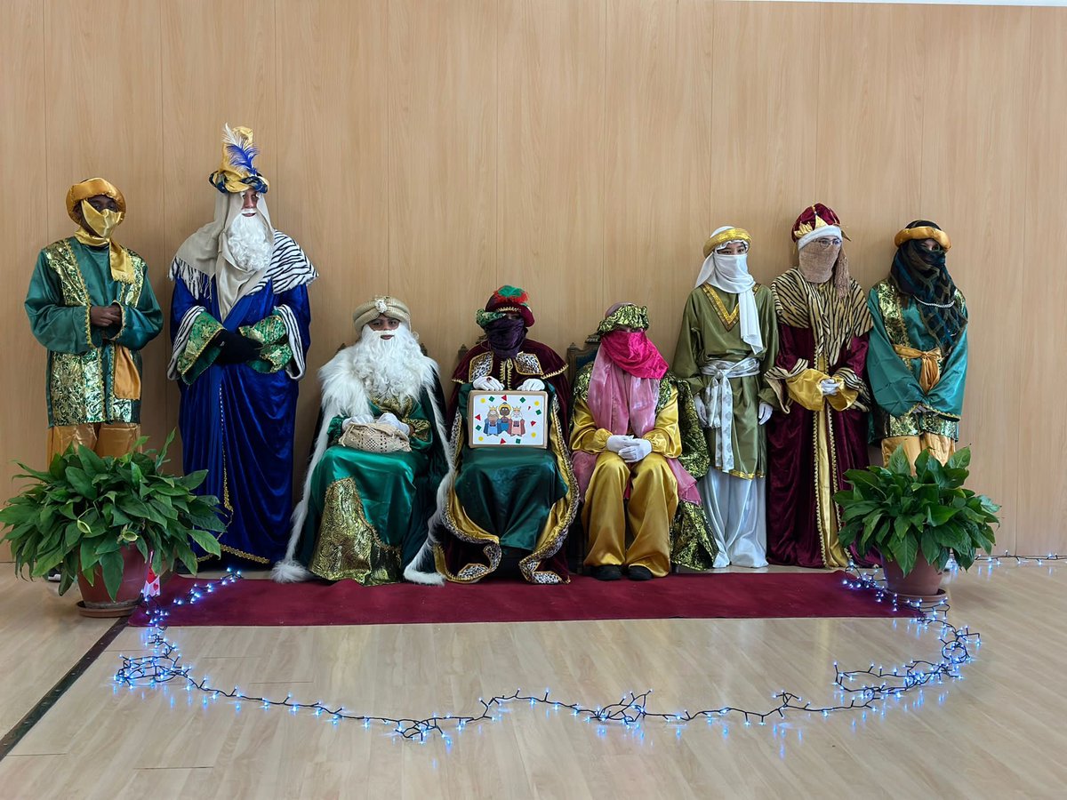 EscolapiesFIG's tweet photo. 👑 Els patges ja ens van anunciar la seva arribada i avui celebrarem la nit més #màgica de l’any. Gaudiu-ne molt🌟! Bona nit de Reis a tothom💫💫💫! https://t.co/TluTCEPoaq